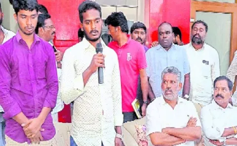 TDP Leaders Attack on YCP MLA Chevireddy - Sakshi