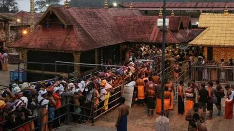 Sabarimala, In U-turn, Travancore Devaswom Board says women can enter shrine - Sakshi