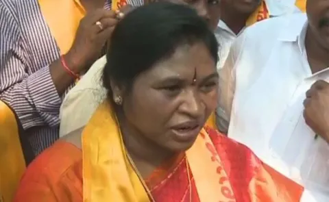 Pasupu Kumkuma Money Not Reached To Womens Says Giddi Eswari - Sakshi