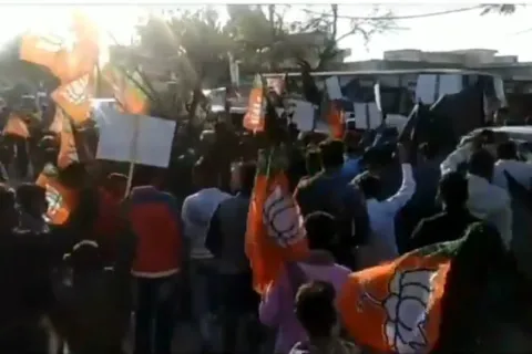 Mob with sticks in hand attack Delhi CM Arvind Kejriwal’s convoy - Sakshi