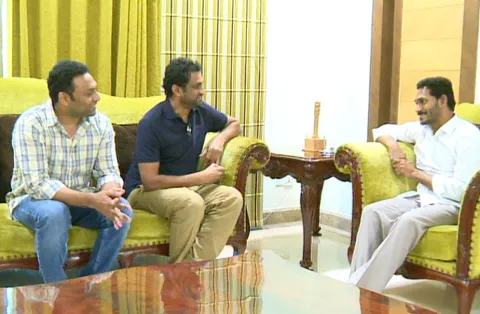 Yatra Team Meets YS Jagan - Sakshi