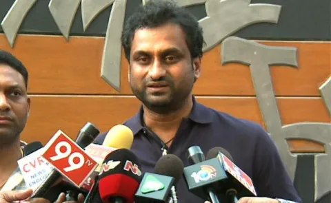 Yatra Team Meets YS Jagan - Sakshi