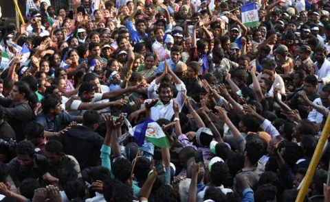 Mahi V Raghav Shared Adorable Video Of YS Jagan Public Meeting - Sakshi