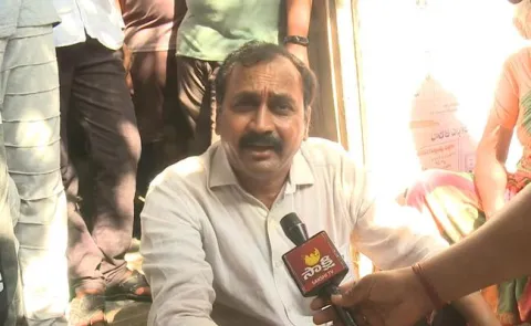 RK protest with voters due to EVMs not working properly - Sakshi