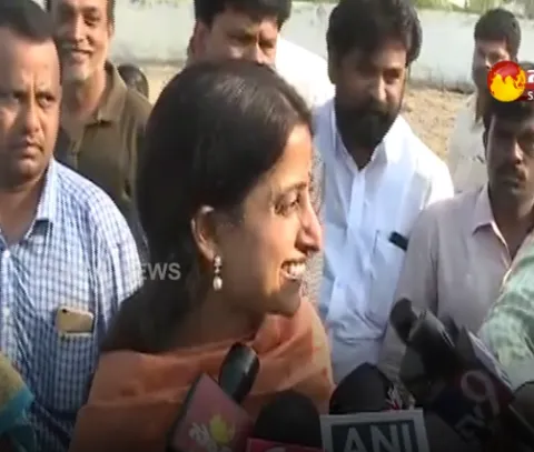 YS Bharathi casts her vote in Pulivendula - Sakshi