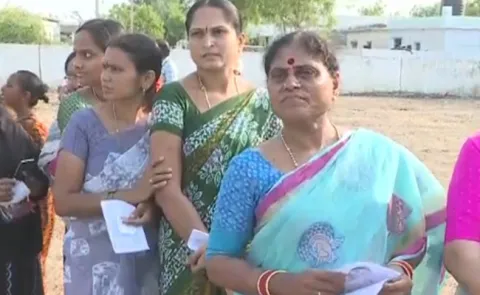  YS Vijayamma cast her vote in Pulivendula - Sakshi