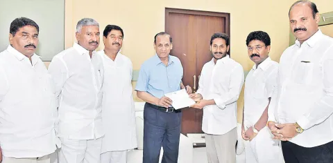 YS Jagan Mohan Reddy Meets Governor Narasimhan - Sakshi