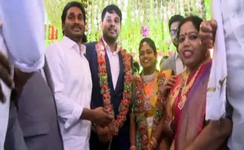 YS Jagan mohan reddy blesses newly married couple at Visakha - Sakshi
