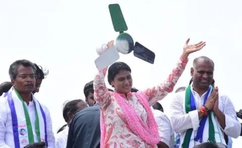 YS Sharmila Road Show At Ibrahimpatnam In Krishna - Sakshi
