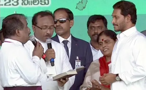 YS Jagan takes blessing ahead of swearing in ceremony - Sakshi