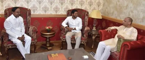 YS Jagan, KCR Attend Iftar Party At Raj Bhavan - Sakshi