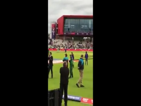 Sarfaraz, you are fat: Fan screams insults at Pakistan captain after defeat to India