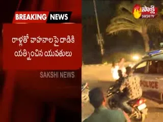 Hyderabad, Drunken Young Women Halchal At KBR Park - Sakshi