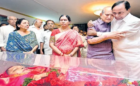 Veteran Actor And Director Vijaya Nirmala Dies - Sakshi