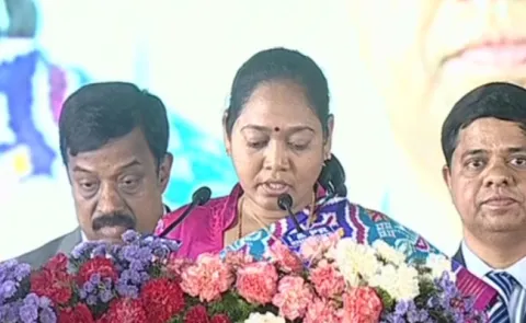 Mekathoti Sucharitha Take Oath As AP Cabinet Minister - Sakshi