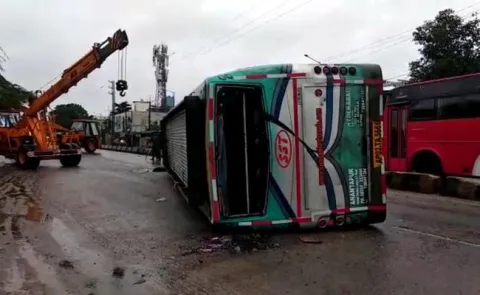 Private Travel Bus Accident At Zoo Park