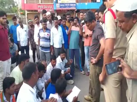 Devarakonda Locals Protest NallaMala Forest Employee