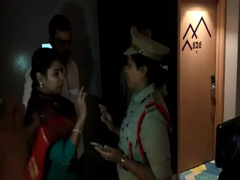 TDP Leader Bhuma Akhila Priya Arrogant With Police