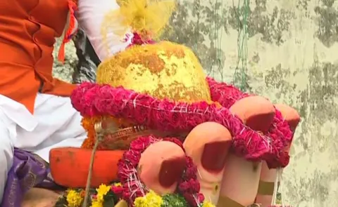 Balapur Laddu Fetches 17.60 lakhs - Sakshi