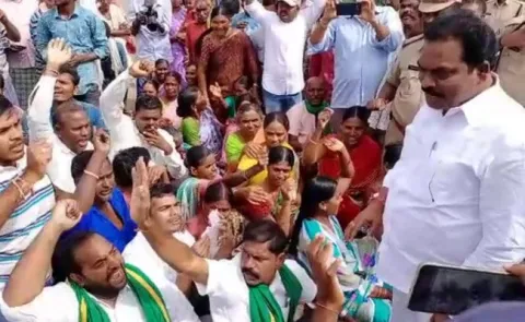 Kondagattu Victims Stops Ministers Vehicles In Jagtial