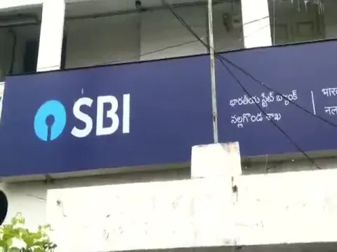 Robbery Attempt In SBI Bank At Nalgonda