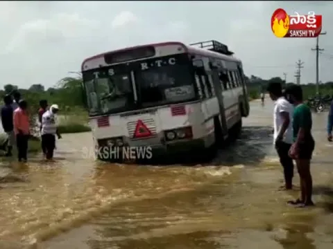Narrow escape for rtc bus in nagar kurnool 