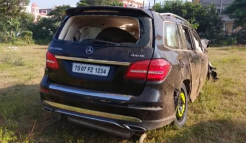 Narrow escape for hero Rajasekhar from accident in Hyderabad