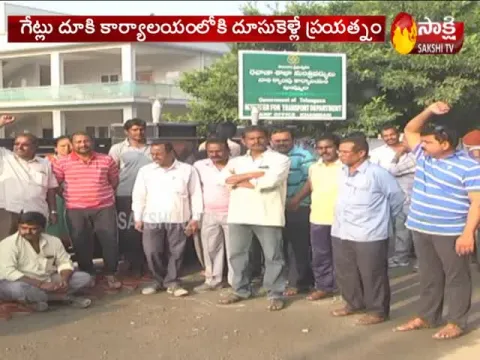 TSRTC staff try to lay siege to Minister camp office in Khammam