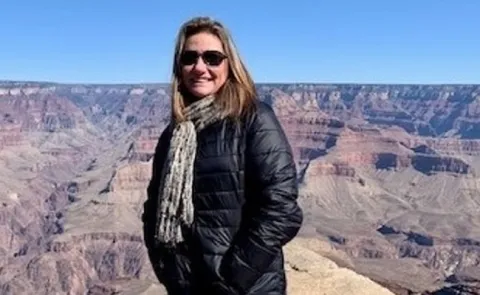 Terrific Incident, Texas Woman Nearly Fell Off From A Cliff At The Grand Canyon - Sakshi
