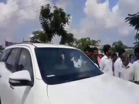 Vegetable Vendor Protest On Minister Malla Reddy Convoy - Sakshi