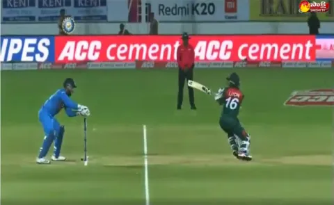 Watch Video, Rishabh Pant Silly Mistake Behind Stumps - Sakshi