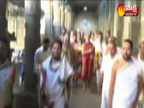 Swaroopanandendra Saraswati Visited Simhachalam Temple - Sakshi