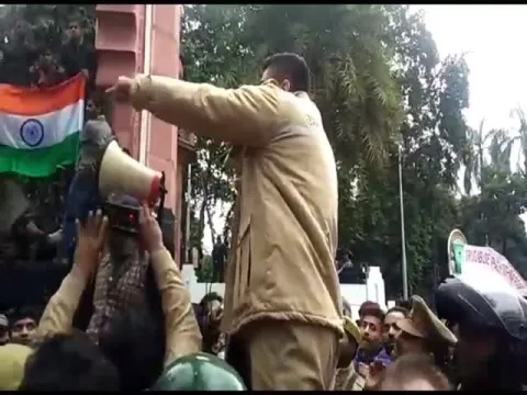CAA Aligarh Students Protest UP Cop Tact To Control Them - Sakshi
