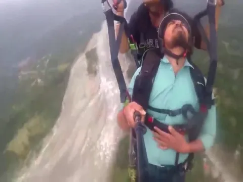 2019 Viral Video:Hilarious Video Of Man Paragliding in Manali