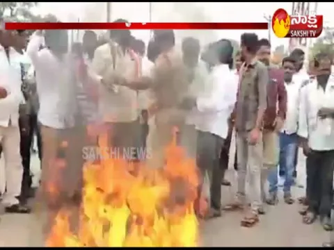 Seethakka Rasta Roko Along With Farmers At Mulugu National Highway - Sakshi