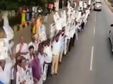 Visakha People Grand Welcome TO AP CM YS Jagan Moha Reddy - Sakshi