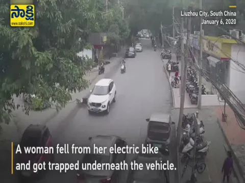 People Saves Woman Life Who Trapped Beneath The Car In China
