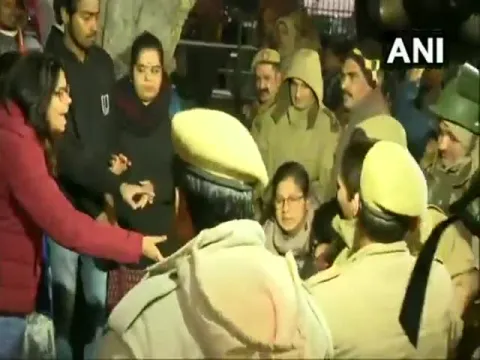 Delhi Police Detain JNU Students Protest At Rashtrapati Bhavan - Sakshi