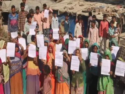 Ahead Of Donald Trump Visit Eviction Notice Served To Slum Dwellers in Motera - Sakshi