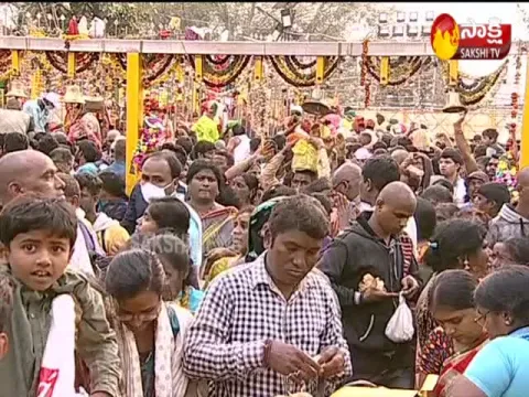 Huge crowd in Medaram Sammakka Sarakka Jatara