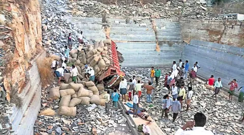 10 killed in a road accident at Guntur district