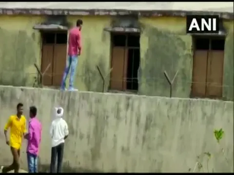 People Climb Boundary Walls To Help Students In Maharashtra