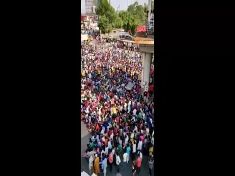 Lockdown Defy At Bandra Station In Mumbai Lathi Charge By Cops