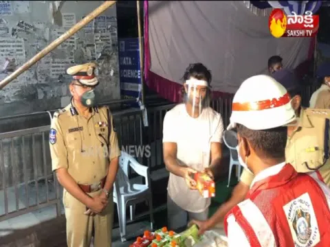 Vijay Devarakonda Distributes Fruit Juice To Hyderabad Police