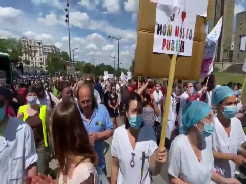French healthcare workers fined at Paris hospital protest
