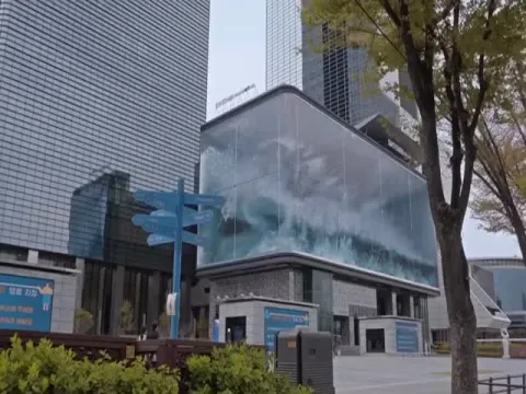 Virtual Waves Crashed Against Glass In Optical Illusion At South Korea Video Gone Viral