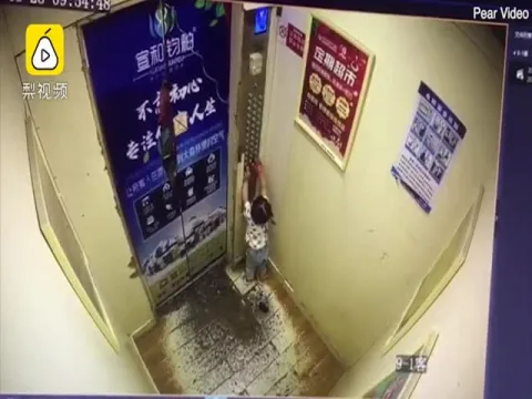China Toddler Stucked In Elevator With Safety Leash