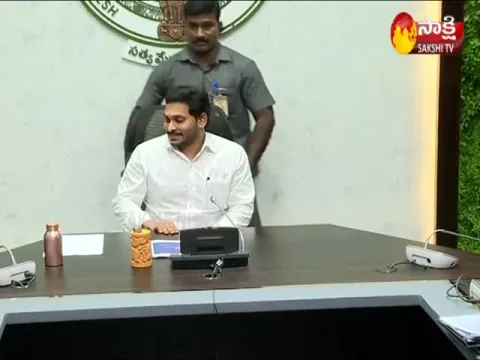CM YS Jagan meets trainee IAS officers