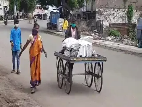 Woman Carries Husband Body On Push Cart In Karnataka Viral Video