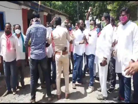 Congress And TRS Leader Clashes In Manthani Video